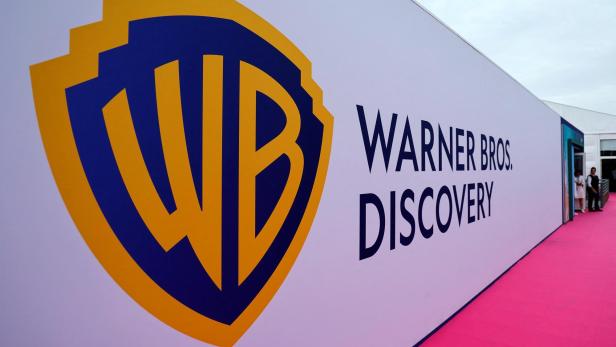 FILE PHOTO: The Cannes Lions International Festival of Creativity in Cannes Das Logo von Warner Bros. Discovery ist auf einer weißen Wand zu sehen.
