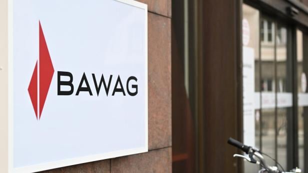 ++ THEMENBILD ++ BANKEN / BAWAG / FINANZINSTITUTE Ein Schild mit dem BAWAG-Logo hängt an einer Fassade neben einem Eingang.
