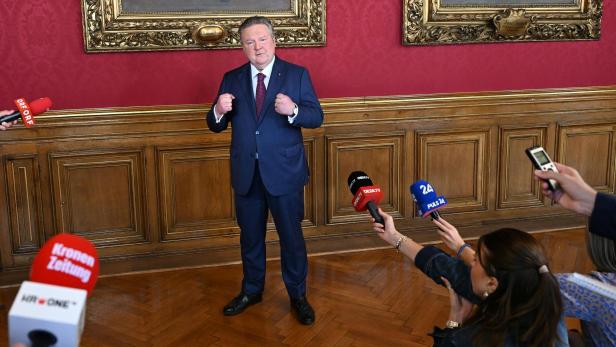 PRESSESTATEMENT LUDWIG (SPÖ) ZU HOST-CITY-ENTSCHEIDUNG UM DEN 70. EUROVISION SONG CONTEST 2026 Michael Ludwig vor Mikrofonen.