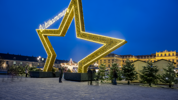 Festlicher Glanz in der Innenstadt: Mit durchdachten Lichtkonzepten wird jeder Platz zum Erlebnis. Stern erleuchtet auf einem Platz
