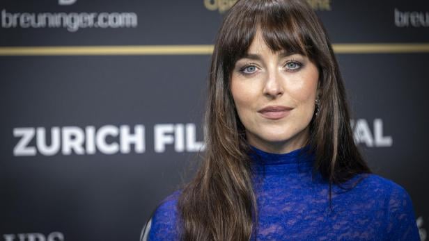 Dakota Johnson.jpg Dakota Johnson posiert vor dem Hintergrund des Zurich Film Festivals.