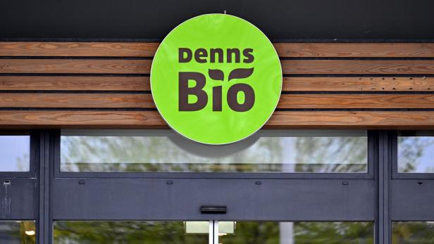 ++ THEMENBILD ++ DENNS BIO MARKT Über dem Eingang eines Denns Bio-Marktes hängt ein grünes, rundes Schild.