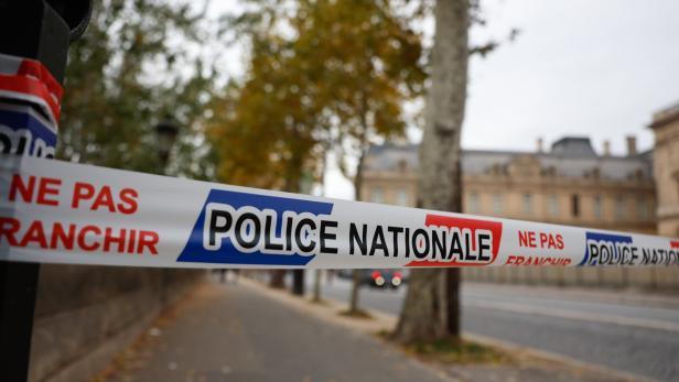 Louvre museum in Paris closed after robbery Louvre museum in Paris closed after robbery
