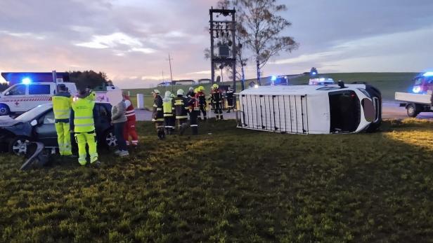 Bus liegt seitlich, Einsatzkräfte sind vor Ort