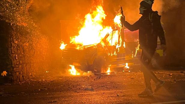 TOPSHOT-IRELAND-DEMONSTRATION-ASSAULT-POLICE-MIGRATION TOPSHOT-IRELAND-DEMONSTRATION-ASSAULT-POLICE-MIGRATION