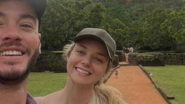 Stacey Hatfield 30-Jährige Blondine mit Baseballcap lächelt in die Kamera