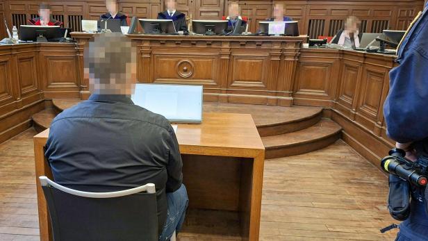 Mann sitzt im Gerichtssaal