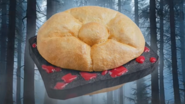 Halloween-Leberkäse Schwarz-roter Leberkäse in einer Handsemmel