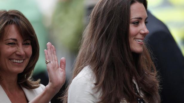 Carole Middleton und ihre Tochter, Prinzessin Kate Carole Middleton und ihre Tochter, Prinzessin Kate in Weiß gekleidet bei einer Veranstaltung.