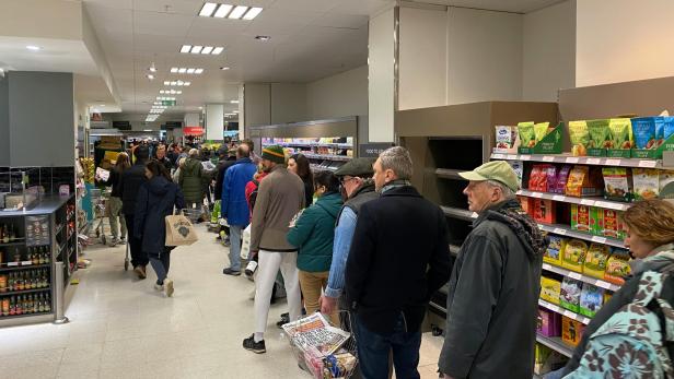 Supermarkt Lange Schlange an einer Supermarktkasse