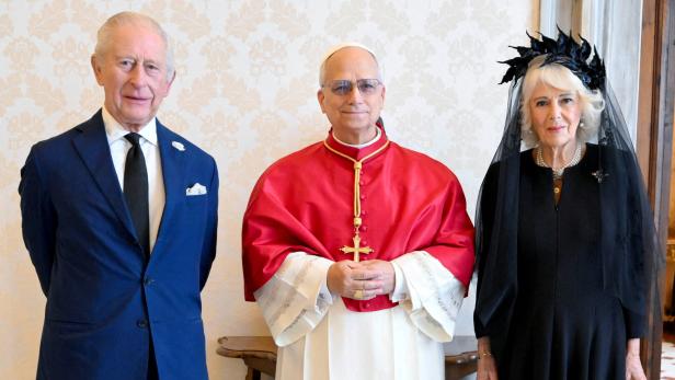 Pope Leo XIV meets with Britain's King Charles and Queen Camilla during a private audience at the Vatican König Charles III. und Camilla treffen den Papst in roter Soutane und weißem Talar.