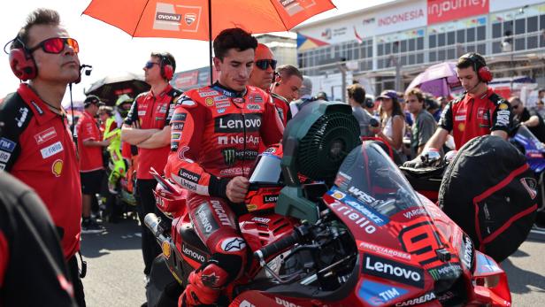 Saisonende: Marc Marquez muss absteigen. MotoGP-Weltmeister Marc Marquez sitzt auf seiner Ducati.