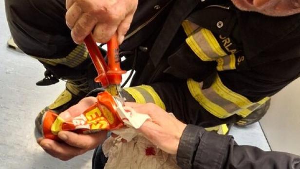 Feuerwehrmann befreit Finger aus einer Aludose