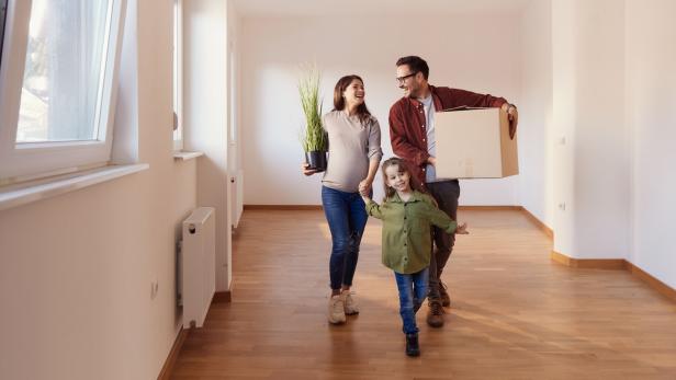 Junge Familie mit Kind  in einer neuen Wohnung.