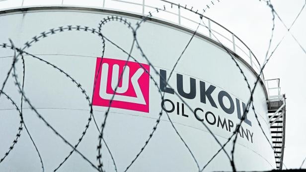 Lukoil und Rosneft, die beiden größten Ölkonzerne Russlands, stehen ab sofort auf der Sanktionsliste der USA. Lukoil und Rosneft, die beiden größten Ölkonzerne Russlands, stehen ab sofort auf der Sanktionsliste der USA.