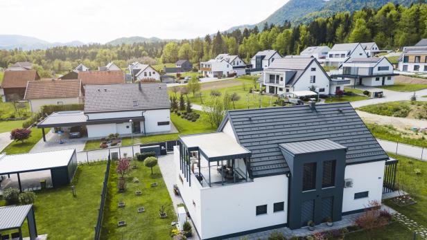 Verschiedene Einfamilienhäuser mit Gärten im Grünen.