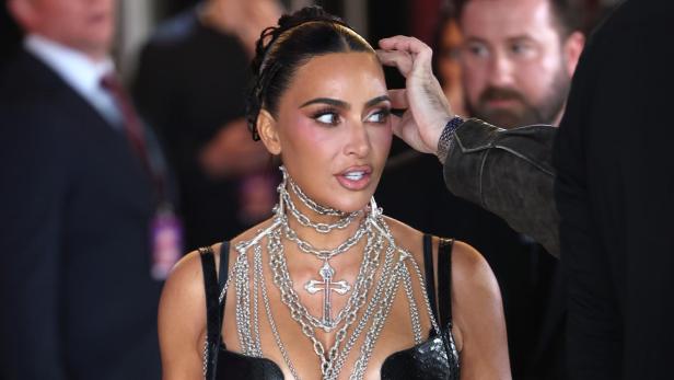Kim Kardashian Kim Kardashian trägt ein schwarzes Korsettkleid mit vielen silbernen Ketten.