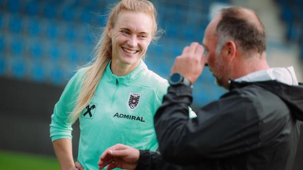 2025-10 OEFB FRAUEN LEHRGANG Sarah Puntigam und Alexander Schriebl beim Training