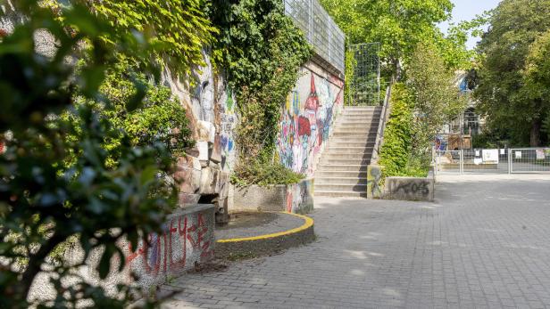 Der Eingang im zum Bunker ist sehr versteckt, davor sind Bäume. Die Fassade ist verziert.