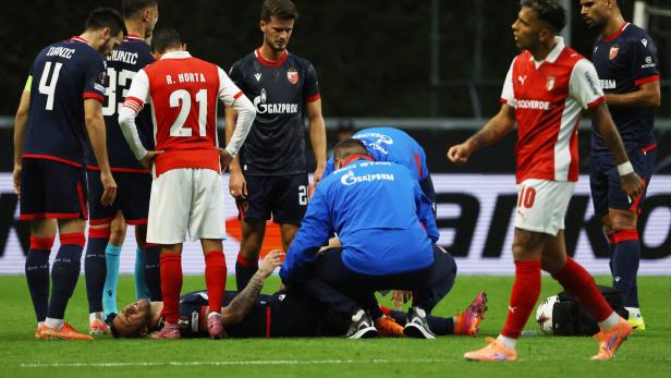 Marko Arnautovic liegt verletzt am Boden. Marko Arnautovic liegt verletzt am Boden.