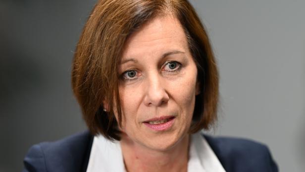 INTERVIEW: SOS-KINDERDORF-GESCHÄFTSFÜHRERIN ANNEMARIE SCHLACK INTERVIEW: SOS-KINDERDORF-GESCHÄFTSFÜHRERIN ANNEMARIE SCHLACK