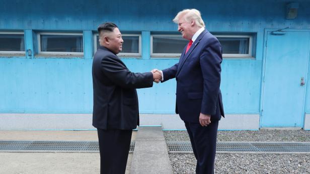 Donald. J. Trump, 45th US President Trump und Kim geben sich die Hand