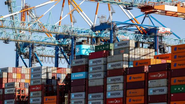 FILE PHOTO: Container Terminal in Bremerhaven Zwischen Anspruch und Abstieg