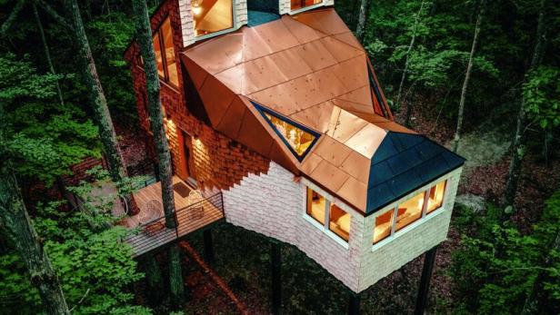 Das Gebäude ist so gebaut, dass es wie ein Fuchskopf aussieht - es ist Herbst und drinnen brennt Licht.