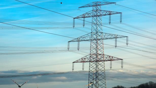 zu sehen ist ein Strommast in Österreich