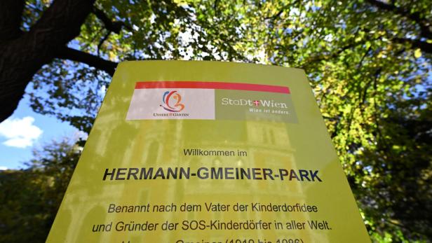 Ein Schild verweist auf den Namen des Parks im ersten Bezirk.