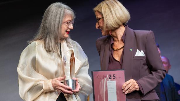 46-219697350 Landeshauptfrau Johanna Mikl-Leitner überreichte Gabriele Petricek den Würdigungspreis in der Kategorie Literatur.