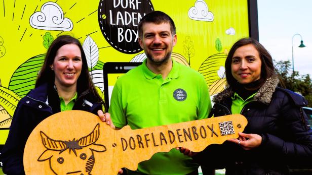 46-219699858 Claudia Burger und Markus Wertek bei der Eröffnung der Dorfladenbox in Bad Vöslau.