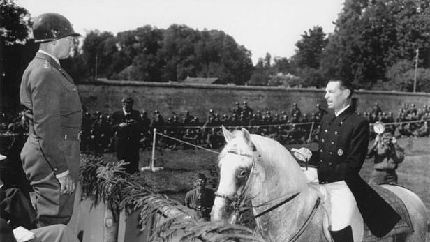 Podhajsky bat General Patton um Rettung der „Spanischen“ und der Lipizzaner Podhajsky bat General Patton um Rettung der „Spanischen“ und der Lipizzaner