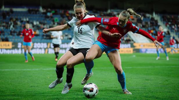 2025-10 OEFB FRAUEN LEHRGANG Annabel Schasching im Zweikampf gegen Tschechien