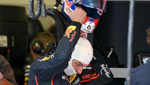 Verstappen nimmt seinen Helm ab.