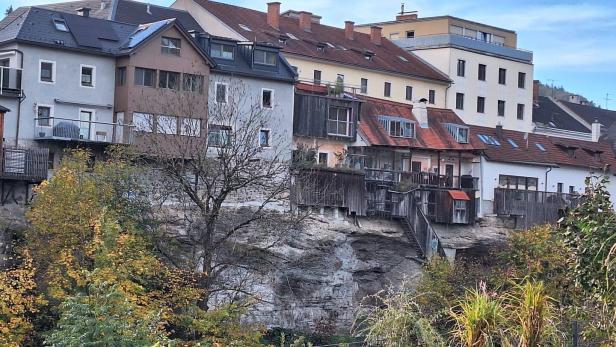 46-219628124 Zu sehen: die spektakulären Häuser auf den Steilufern über dem Fluss Ybbs.