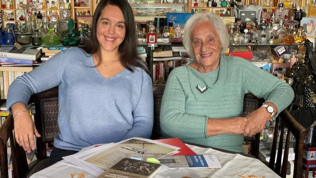 Jeanette Mayrhofer-Berger und Mira Mayrhofer sitzen nebeneinader.