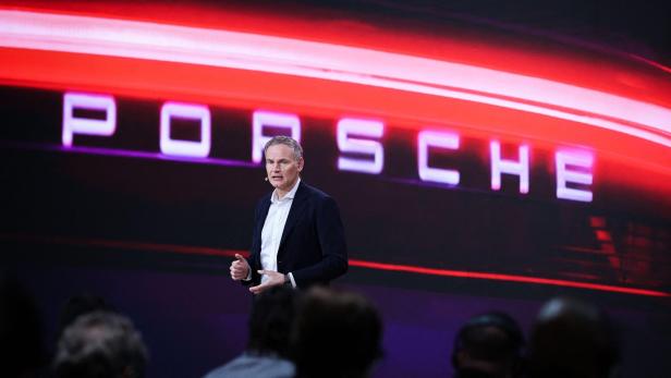 GERMANY-COMPANY-RESULTS-PORSCHE Blume spricht vor einem großen "Porsche"-Schriftzug auf einer Bühne.