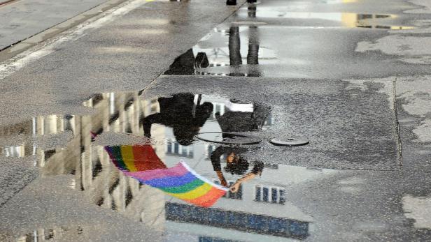 FILES-SLOVAKIA-EU-RIGHTS-LGBTQ regenbogenflagge als spiegelbild in wasserlacke