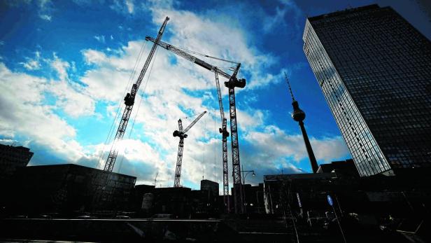 GERMANY-ECONOMY-INDICATOR-GROWTH-CONSTRUCTION Baukräne in Berlin