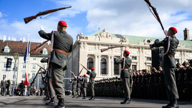 NATIONALFEIERTAG: FEIERLICHKEITEN AM HELDENPLATZ