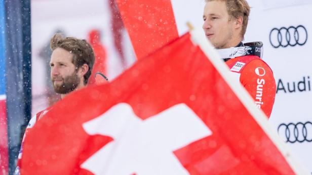 Gewohntes Bild: Marco Odermatt war nicht zu schlagen. Marco Odermatt neben der Schweizer Flagge