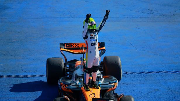 Lando Norris: Der Brite gewann souverän und liegt in der WM nun einen Punkt voran. Lando Norris steht auf seinem Auto und jubelt über den Sieg.