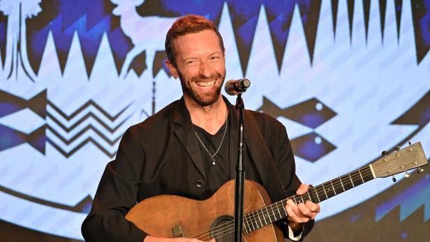 Chris Martin spielt Gitarre