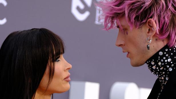 Megan Fox und Machine Gun Kelly stehen sich gegenüber und blicken sich an