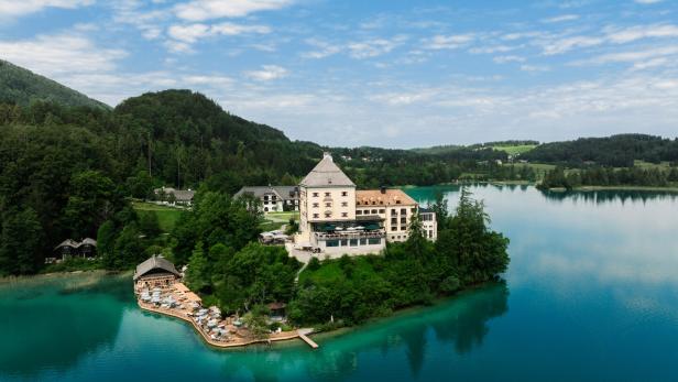 Eine Aufnahme des Hotel Fuschl am traumhaften Fuschlsee
