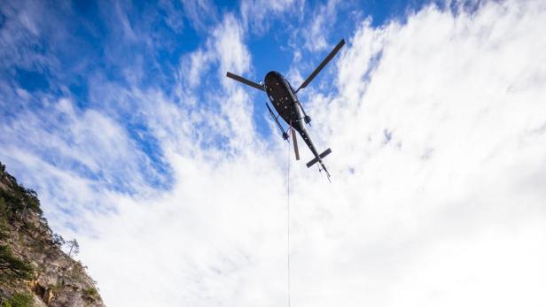 Ein Hubschrauber über einem Berg