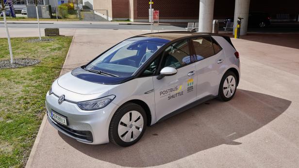 Elektroauto steht vor einem Gebäude