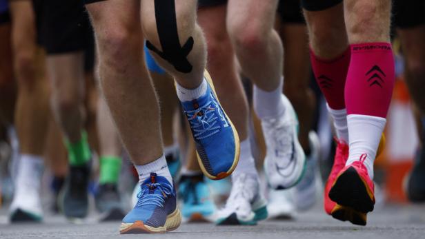 Läufer bei einem Marathon, im Bild Beine