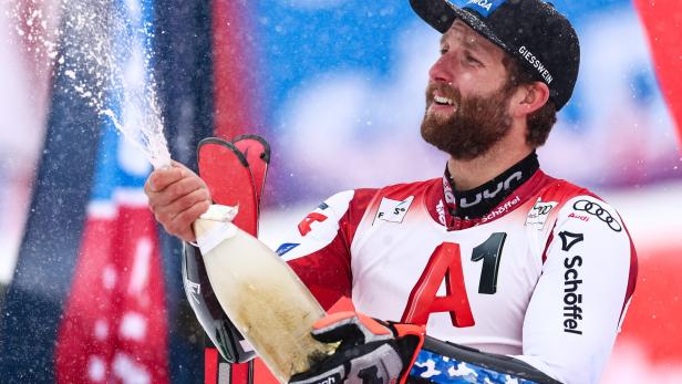 Alpine Skiing World Cup in Soelden Überschäumende Freude: Marco Schwarz stand nach  seinen schweren Verletzungen erstmals wieder auf dem Podium.